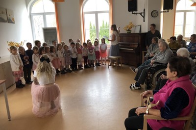 Zpívání žáků z MŠ Na Kopečku